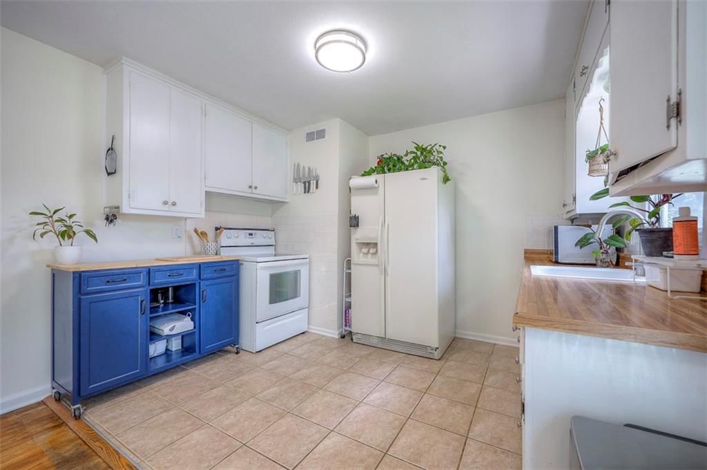 Photo 11 of 21 - 5815 W 70th Street