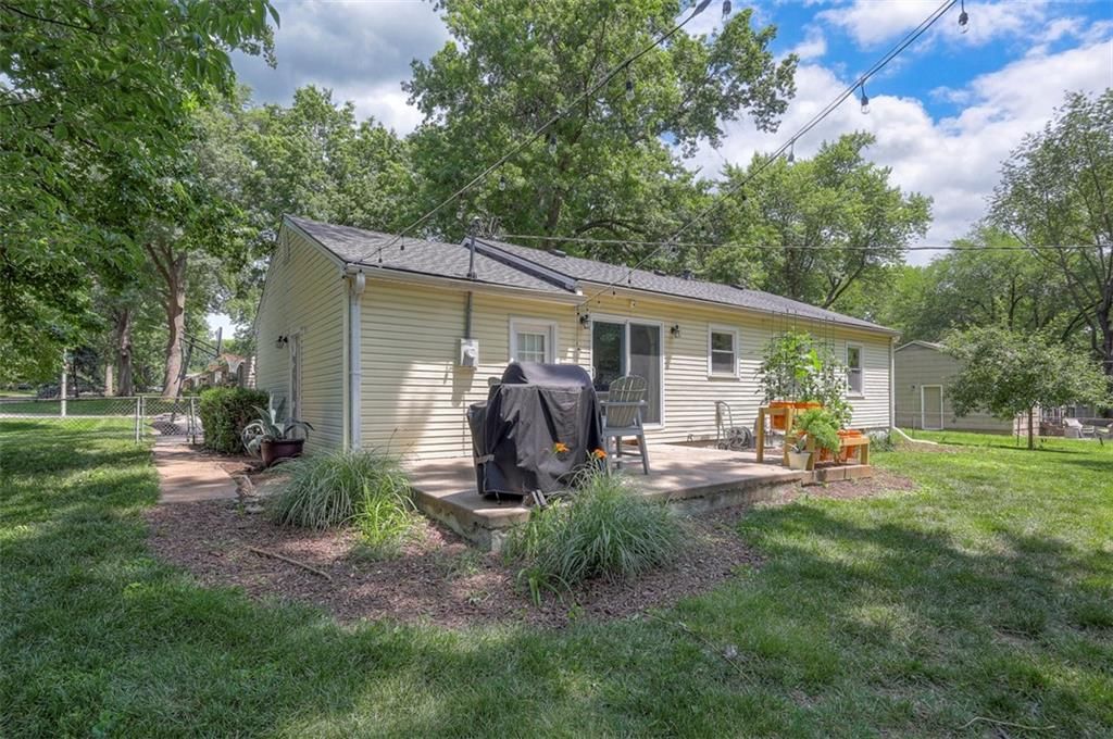 Photo 17 of 21 - 5815 W 70th Street
