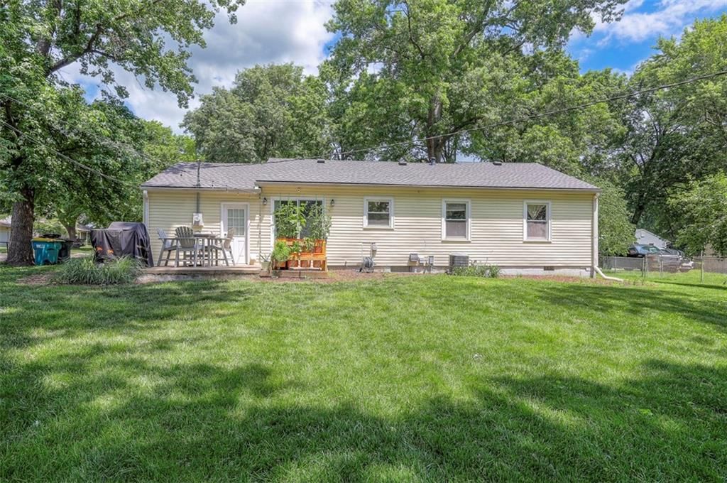 Photo 18 of 21 - 5815 W 70th Street