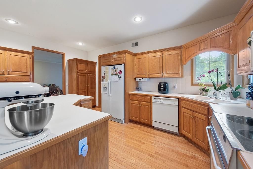 Photo 14 of 38 - 6710 Woodson Road