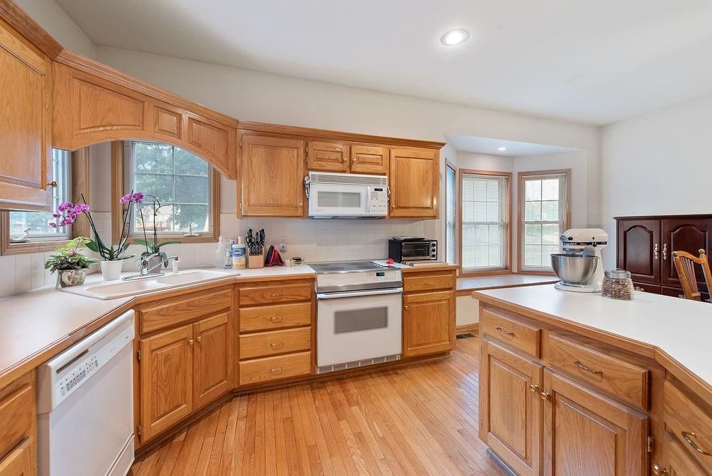 Photo 15 of 38 - 6710 Woodson Road