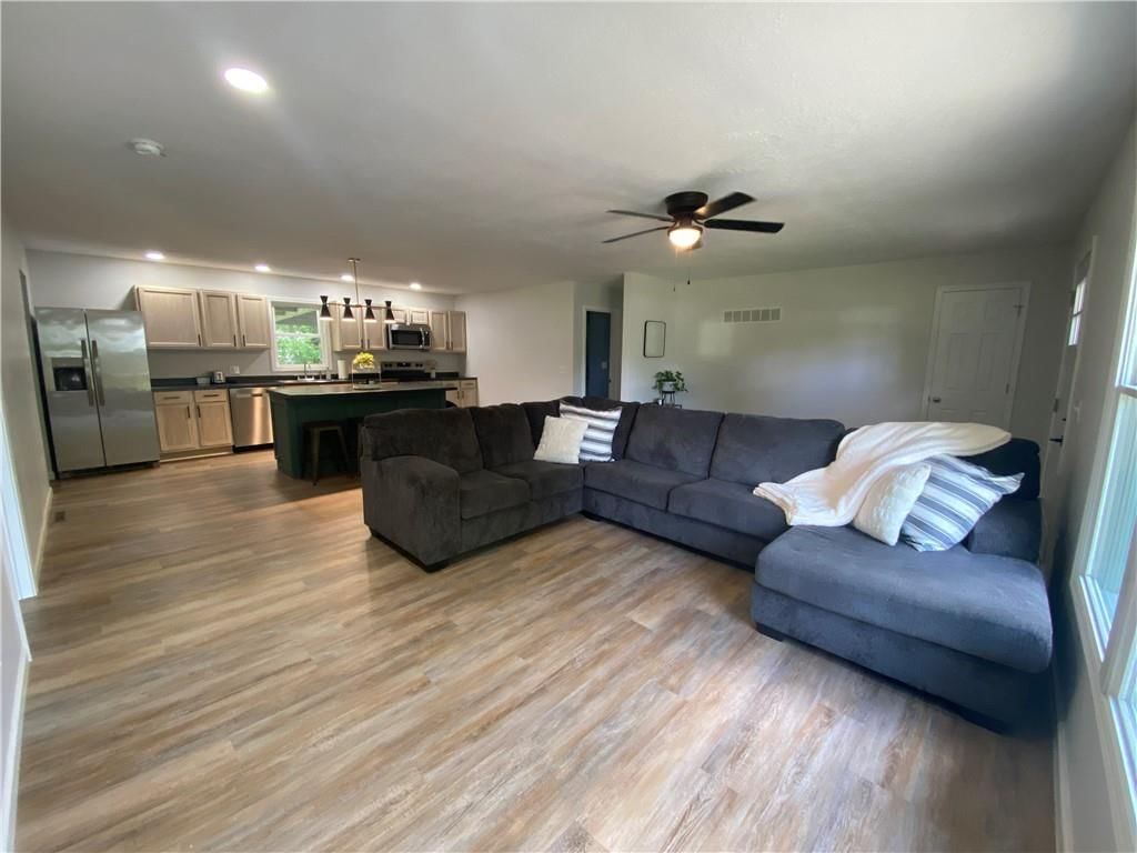 Photo 5 of 24 - 201 W Kelley Avenue