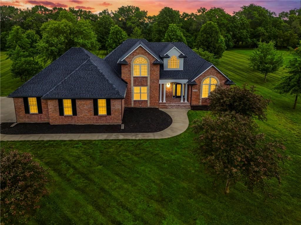 24704 Woodland Circle, Lee's Summit, MO