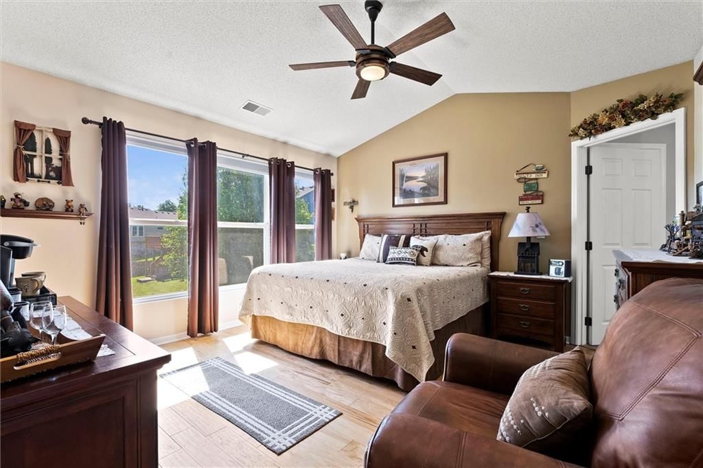 Photo 15 of 33 - 470 S Indian Wells Drive