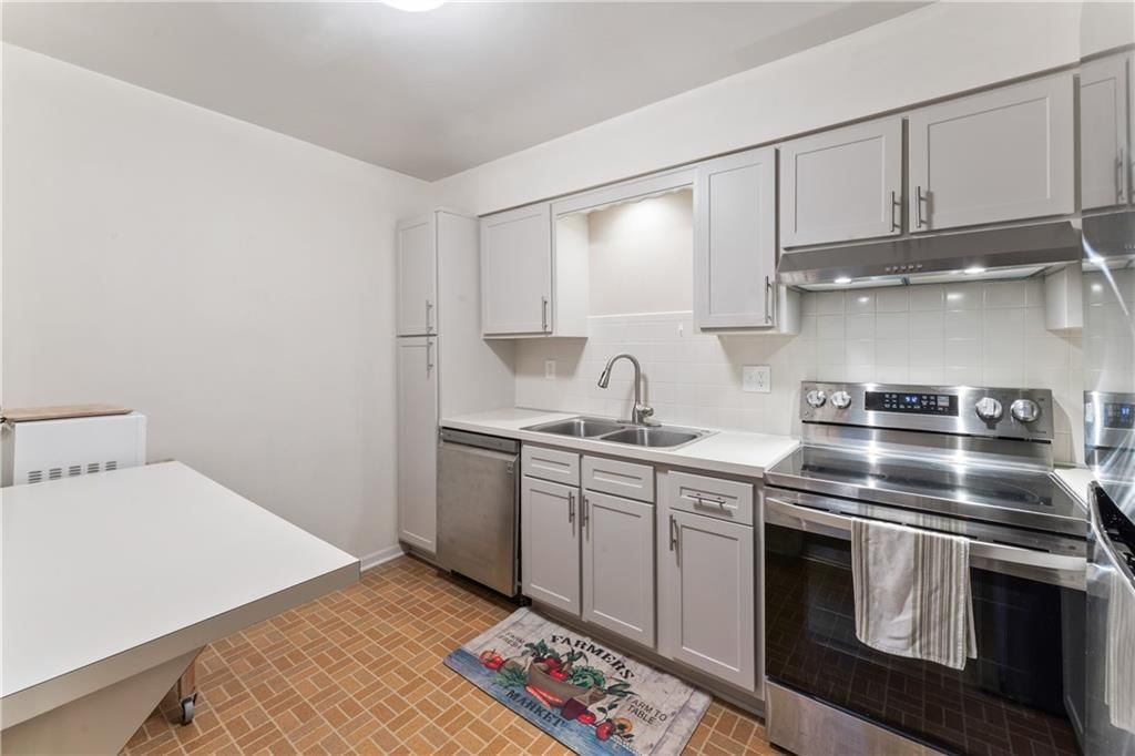 7616 W 59th Terrace — photo 8