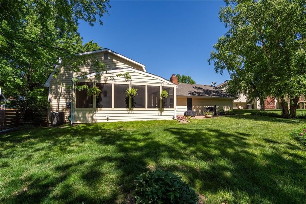 Photo 2 of 19 - 2708 Lawrence Avenue