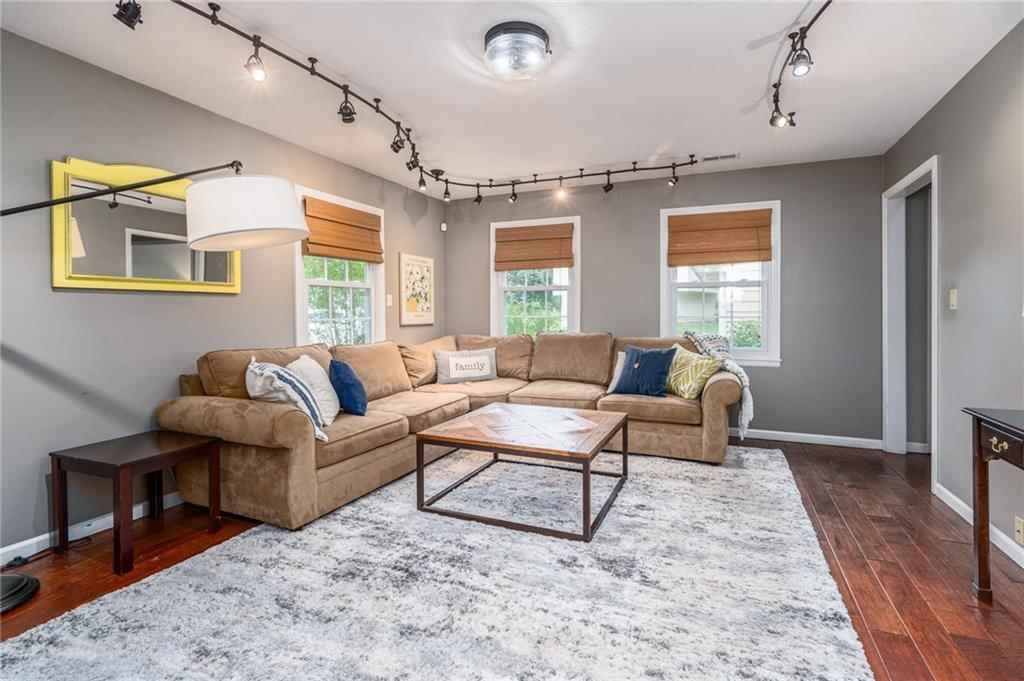 Photo 4 of 19 - 2708 Lawrence Avenue