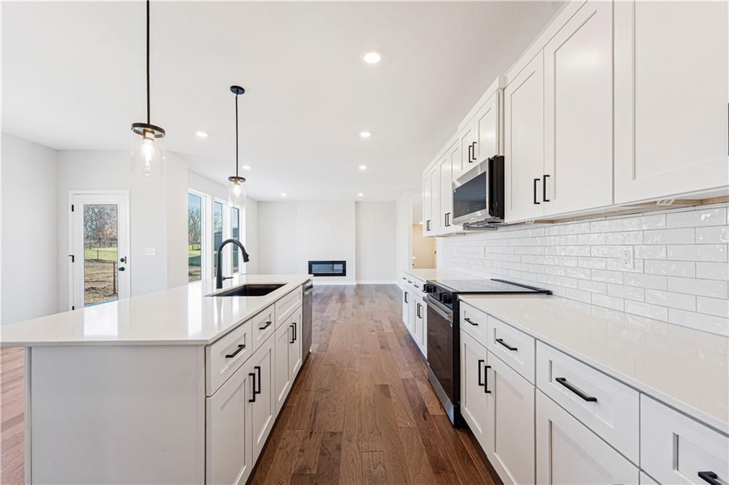 Photo 11 of 39 - 17123 W 197th Street