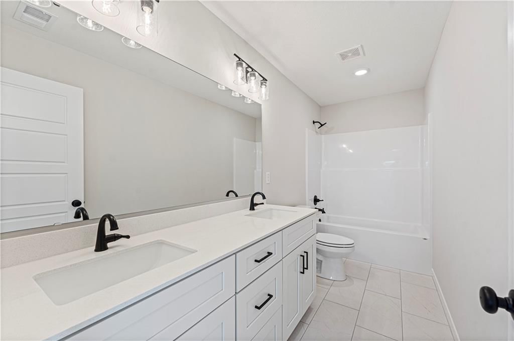 Photo 23 of 39 - 17123 W 197th Street