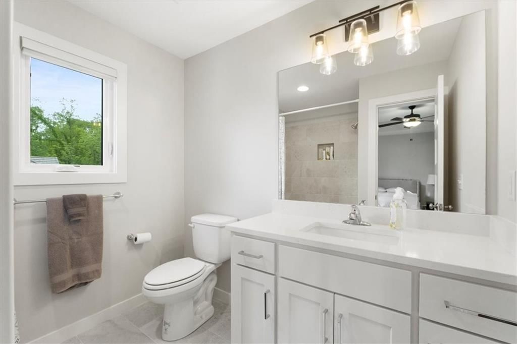 Photo 36 of 62 - 5746 N Revere Avenue