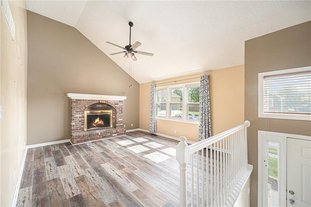 Photo 5 of 28 - 212 Hampton Drive