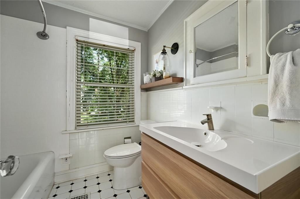 Photo 27 of 34 - 35 W 70th Street
