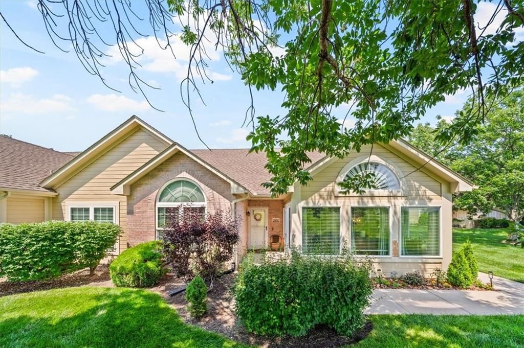 2051 W 139th Terrace, Leawood, KS