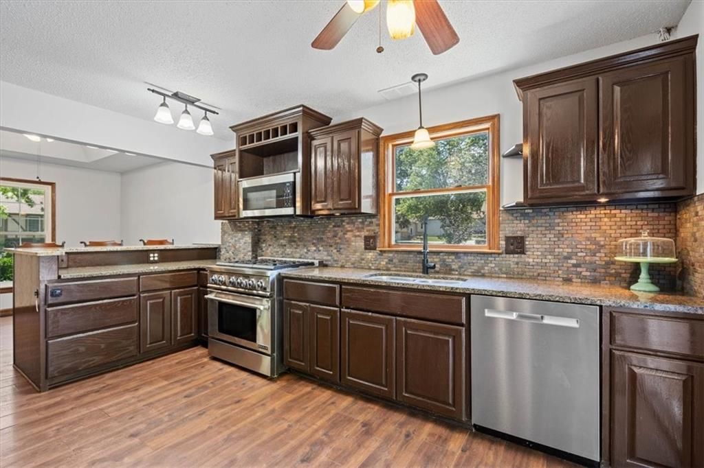 Photo 9 of 33 - 16604 W 143rd Terrace