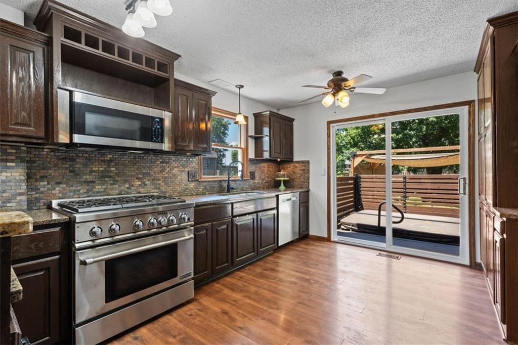 Photo 11 of 33 - 16604 W 143rd Terrace