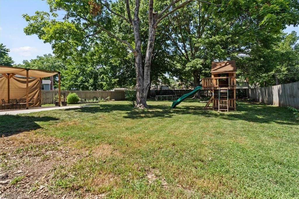 Photo 31 of 33 - 16604 W 143rd Terrace