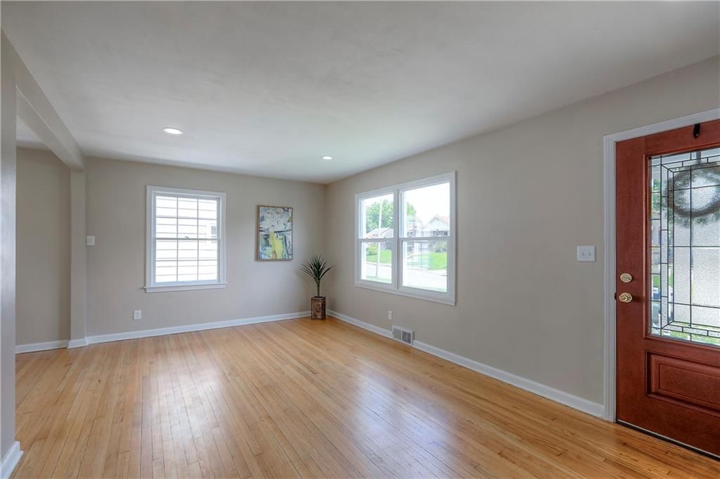 1212 Everett Avenue — photo 3