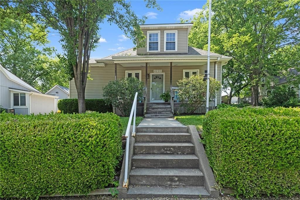 8220 Wyandotte Street, De Soto, KS