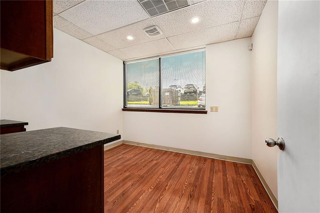 5950 N Oak Trafficway — photo 7