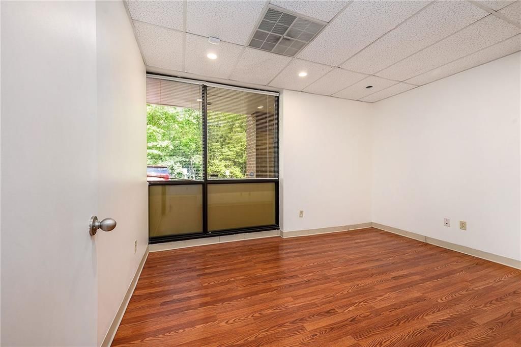 5950 N Oak Trafficway — photo 8