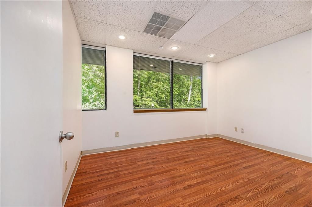 5950 N Oak Trafficway — photo 9