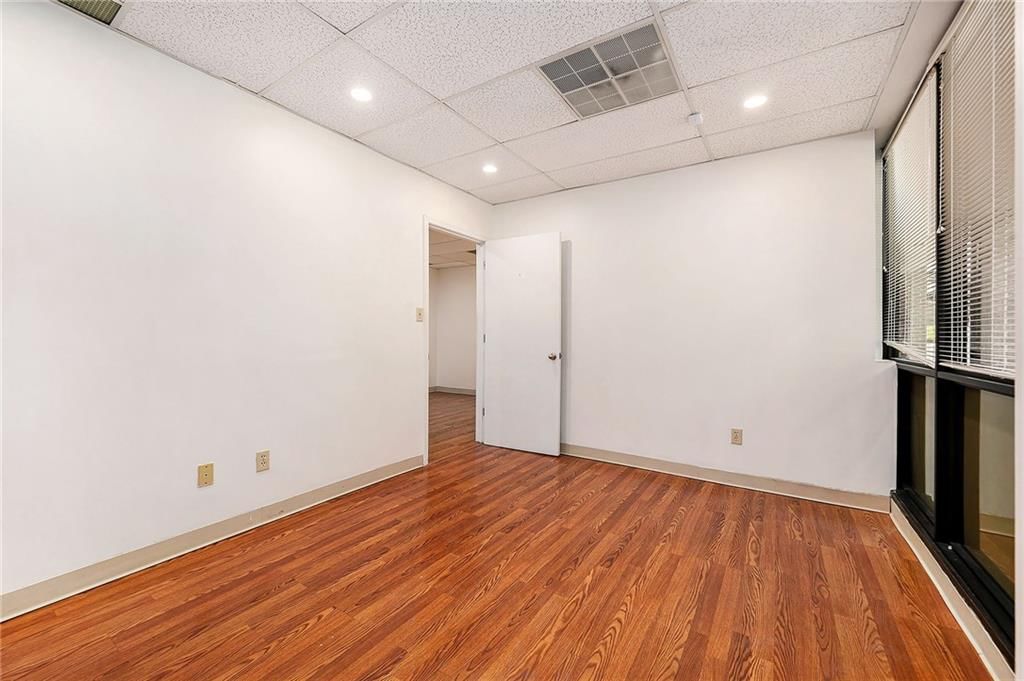 5950 N Oak Trafficway — photo 10