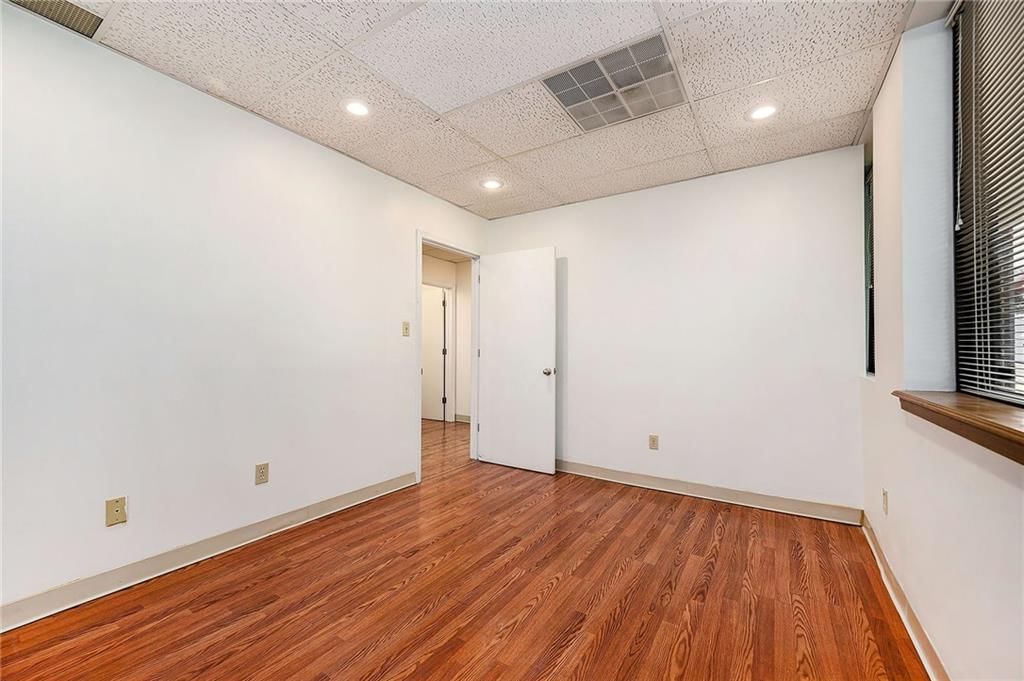 5950 N Oak Trafficway — photo 11