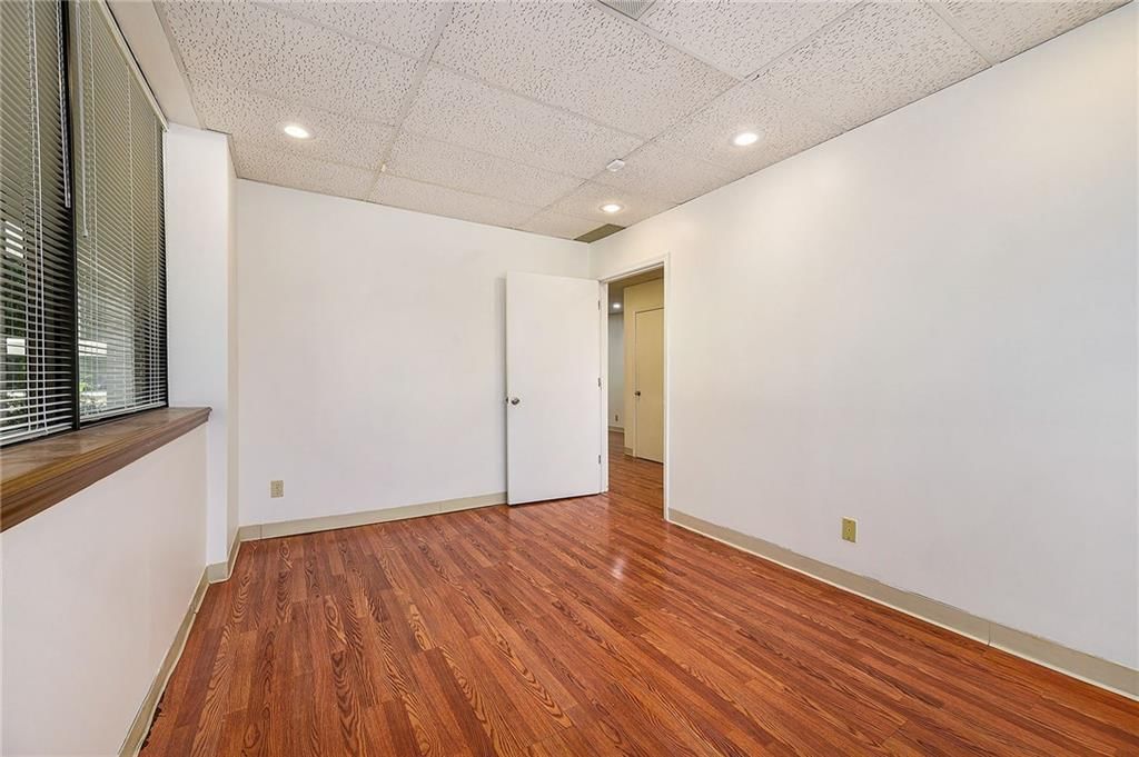 5950 N Oak Trafficway — photo 13