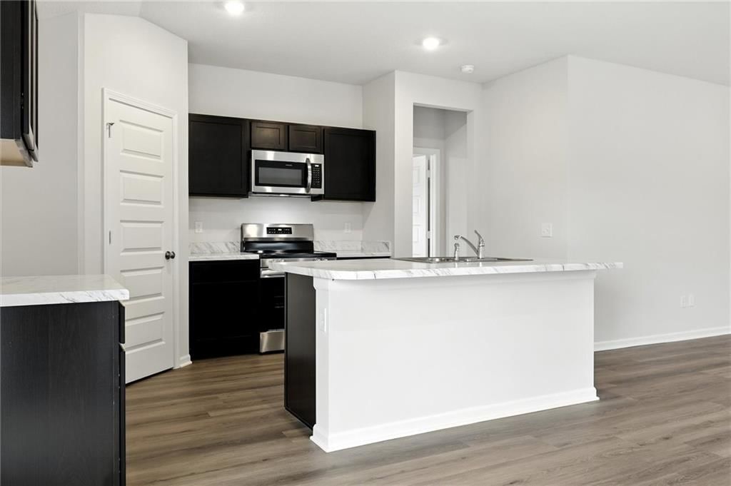 Photo 9 of 29 - 551 W Lanesfield Street