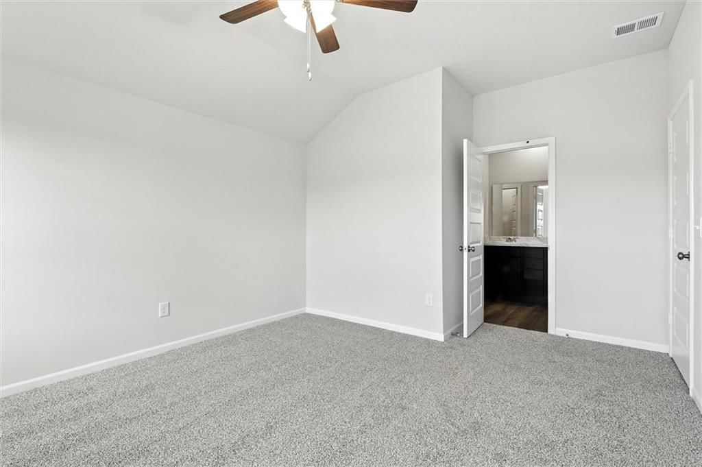 Photo 11 of 29 - 551 W Lanesfield Street