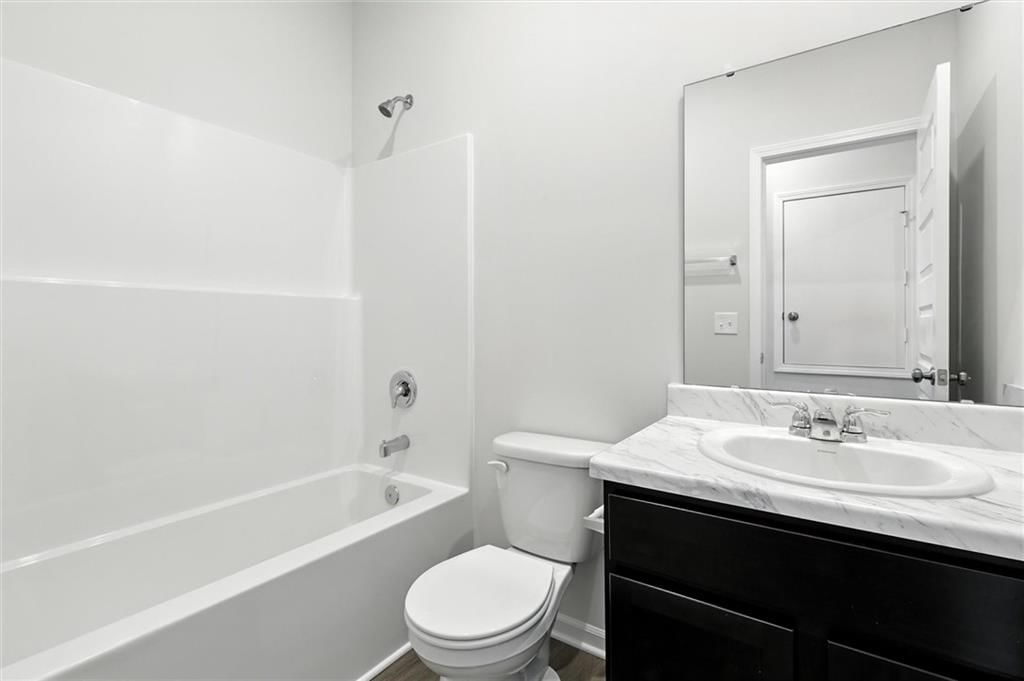 Photo 19 of 29 - 551 W Lanesfield Street