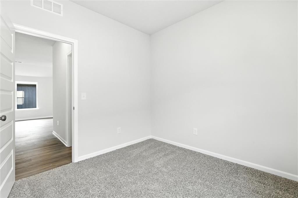 Photo 21 of 29 - 551 W Lanesfield Street