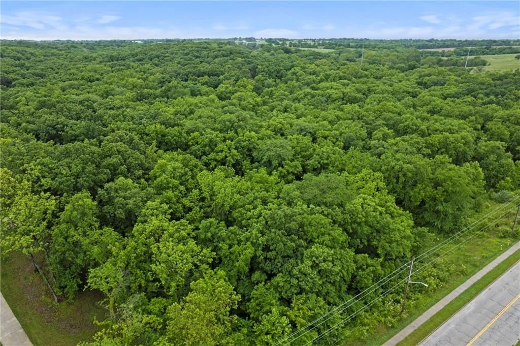 Photo 5 of 17 - 11315 Hollingsworth Road, Kansas City, KS 66109