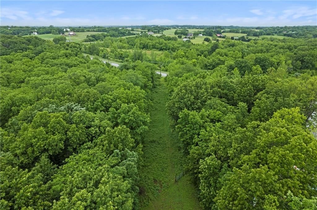 Photo 8 of 17 - 11315 Hollingsworth Road, Kansas City, KS 66109