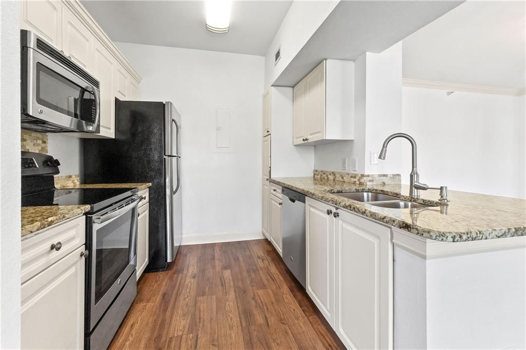 11619 Tomahawk Creek Parkway — photo 7