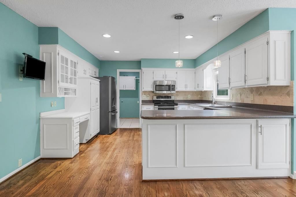 8021 Hall Street — photo 12