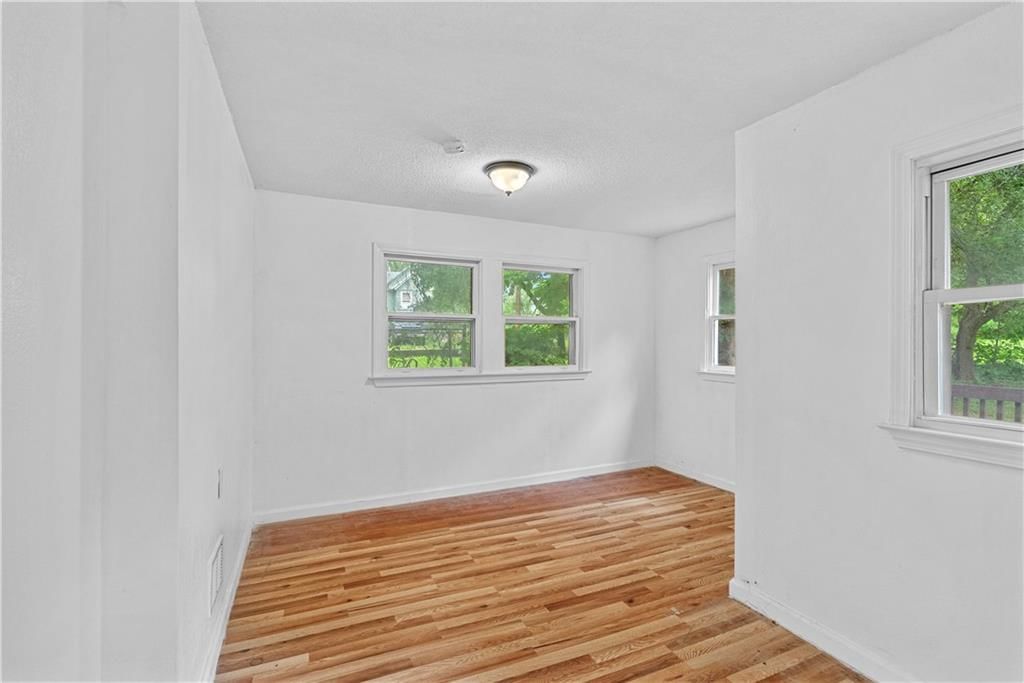 Photo 15 of 28 - 812 Tenny Avenue