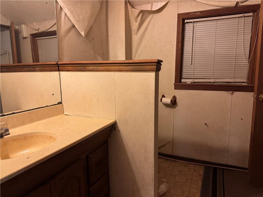 Photo 5 of 10 - 2225 Crawford Avenue