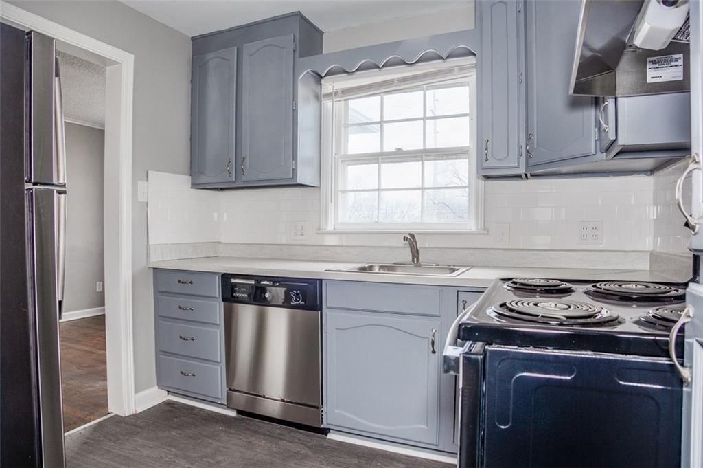 Photo 5 of 10 - 3823 S Sterling Avenue
