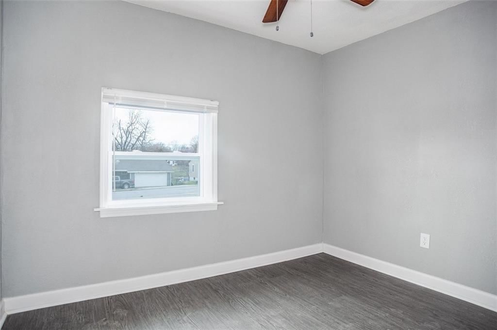 Photo 6 of 10 - 3823 S Sterling Avenue