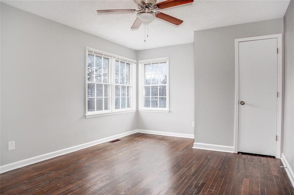 Photo 9 of 10 - 3823 S Sterling Avenue