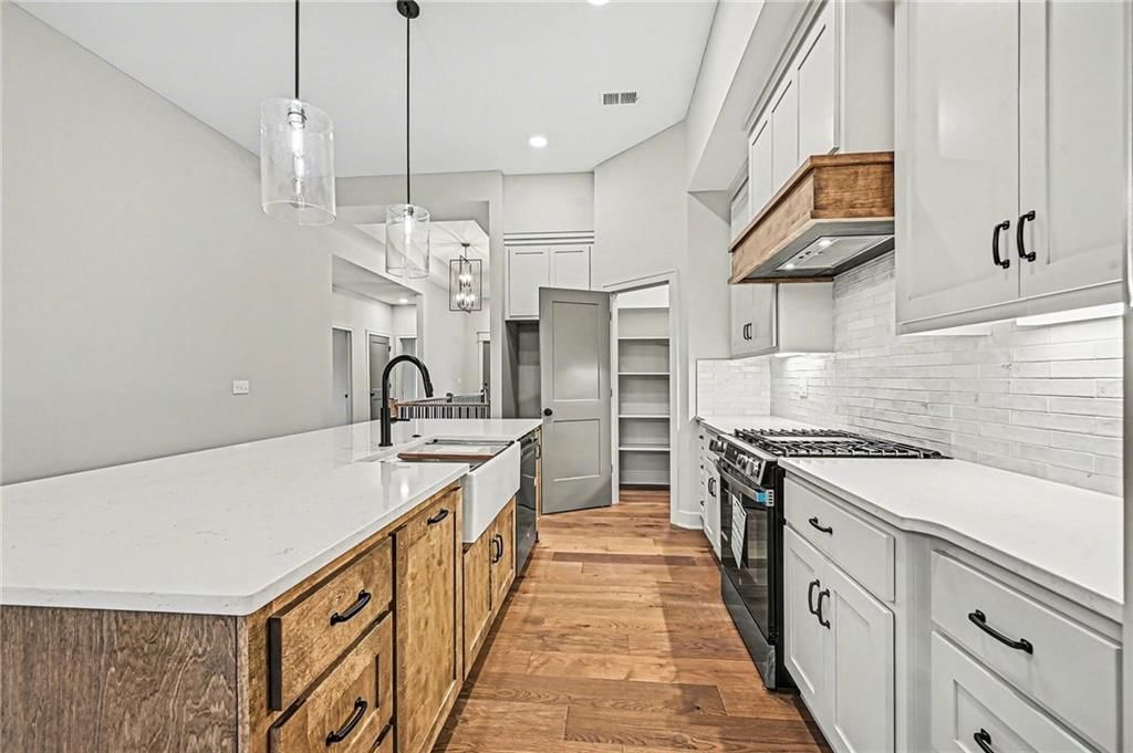 698 Salem Road — photo 8