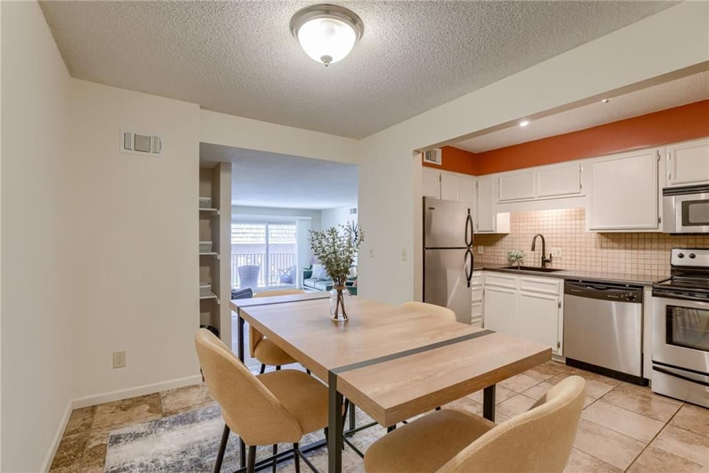 3606 Gillham Road — photo 9