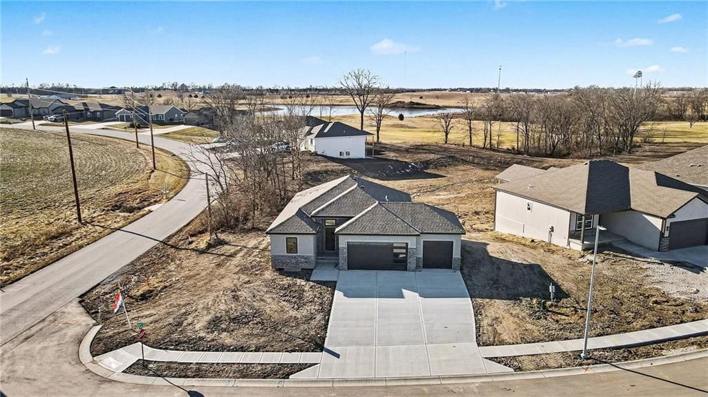466 Green Drive — photo 3