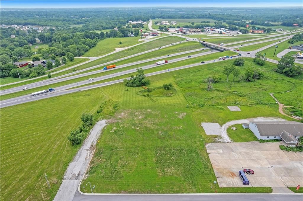 600 Schug Avenue, Peculiar, MO: listing photo 2