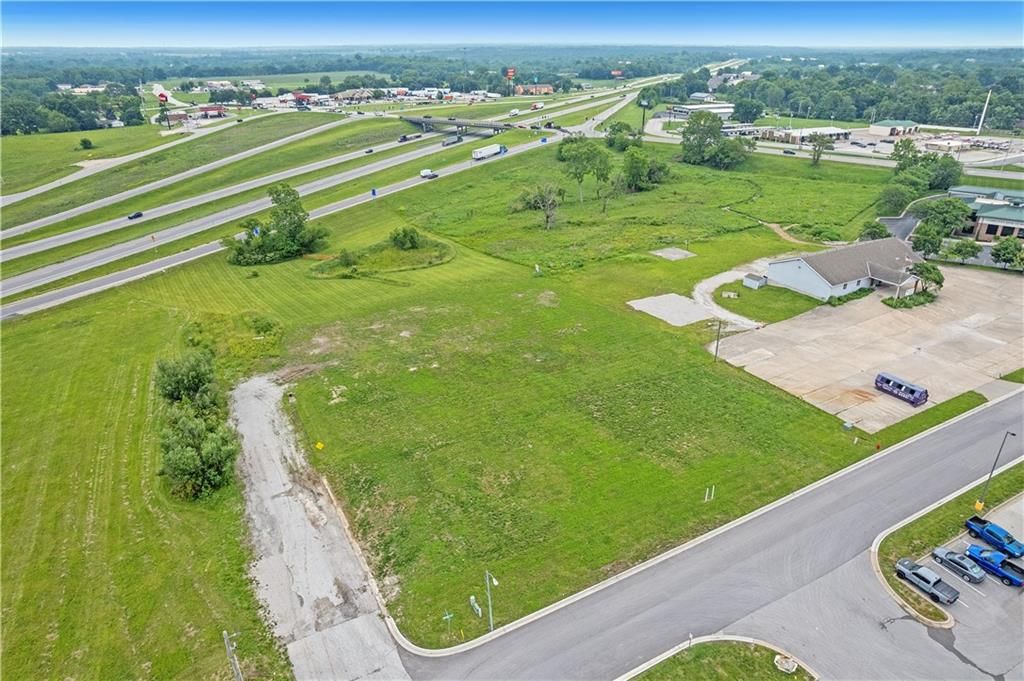 600 Schug Avenue, Peculiar, MO: listing photo 3
