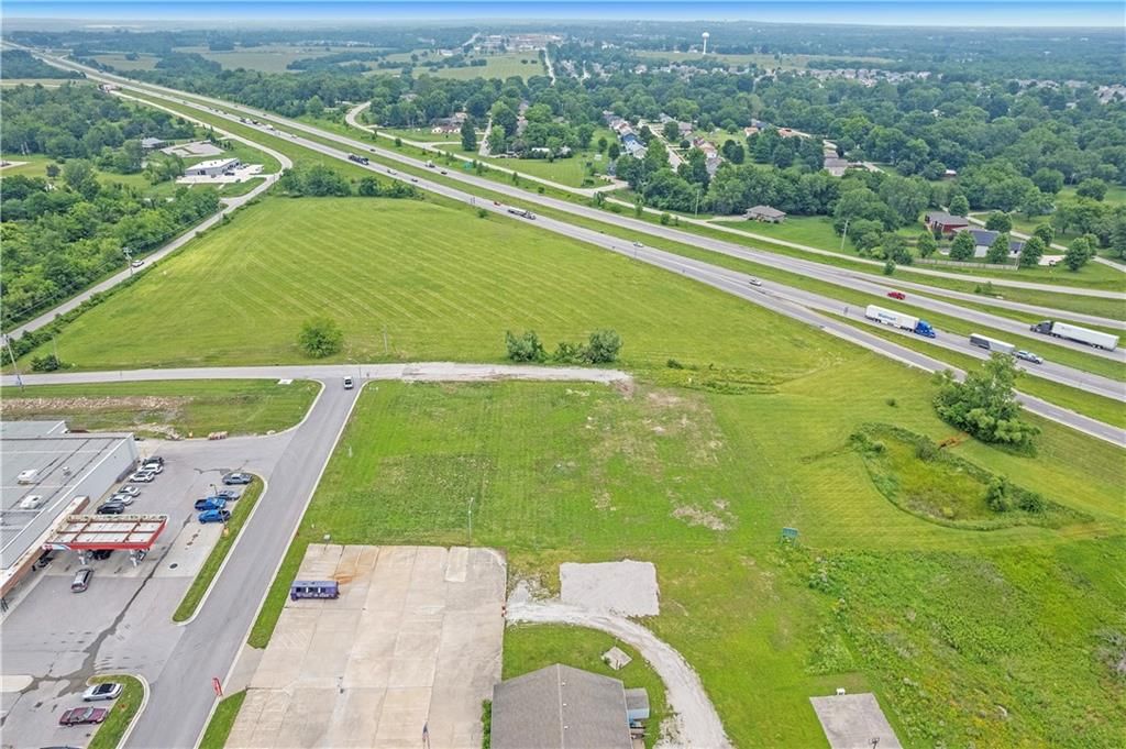 Photo 5 of 10 - 600 Schug Avenue, Peculiar, MO 64078
