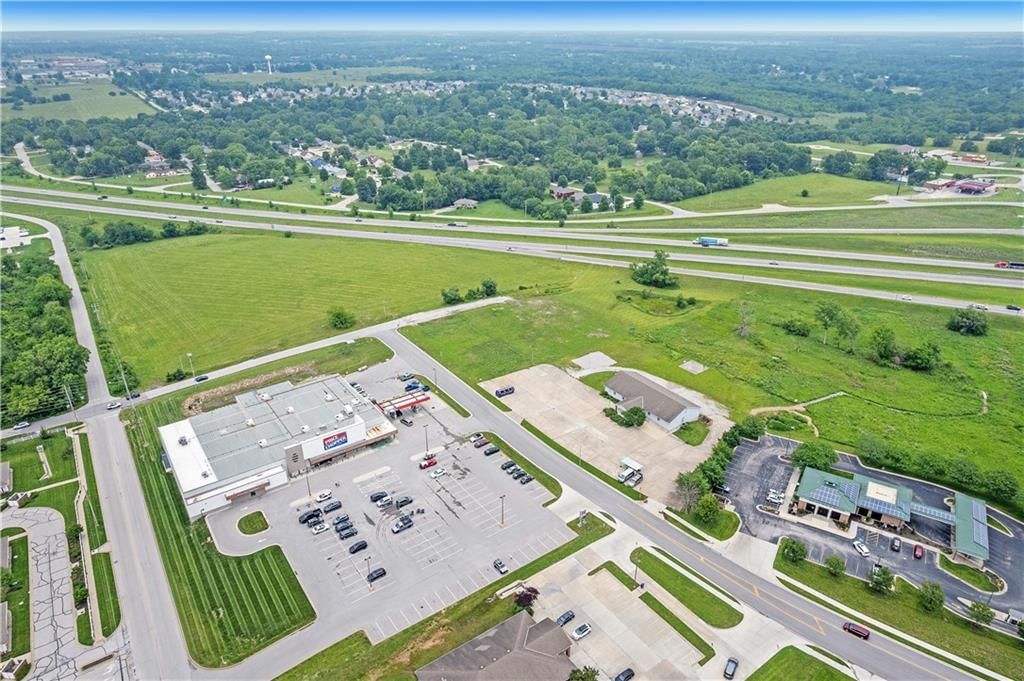 Photo 6 of 10 - 600 Schug Avenue, Peculiar, MO 64078
