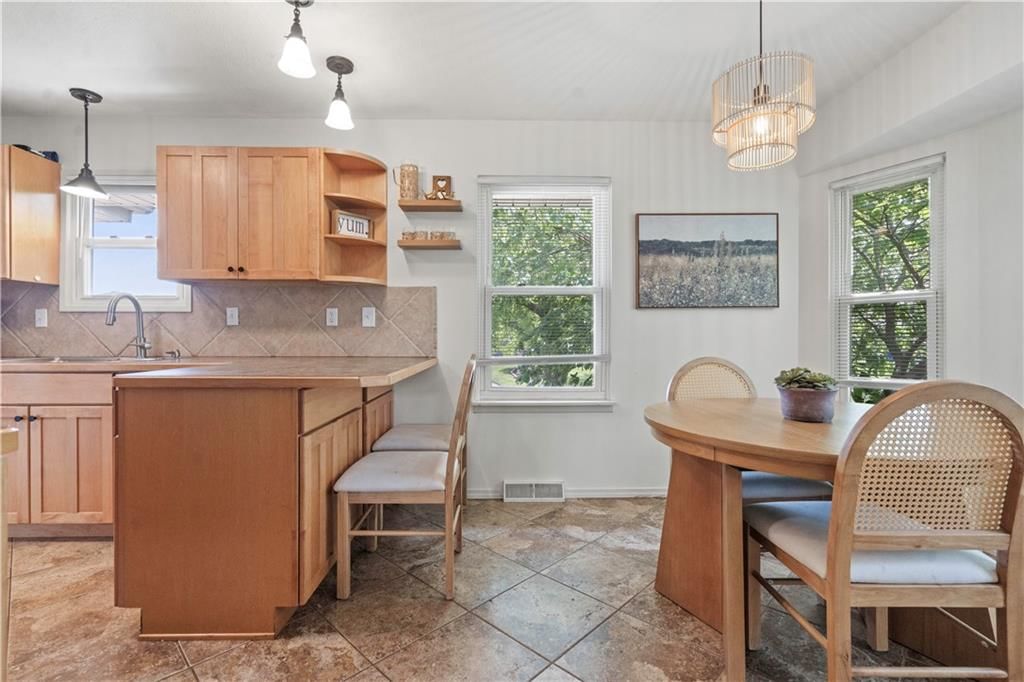 410 NW Shamrock Avenue — photo 5