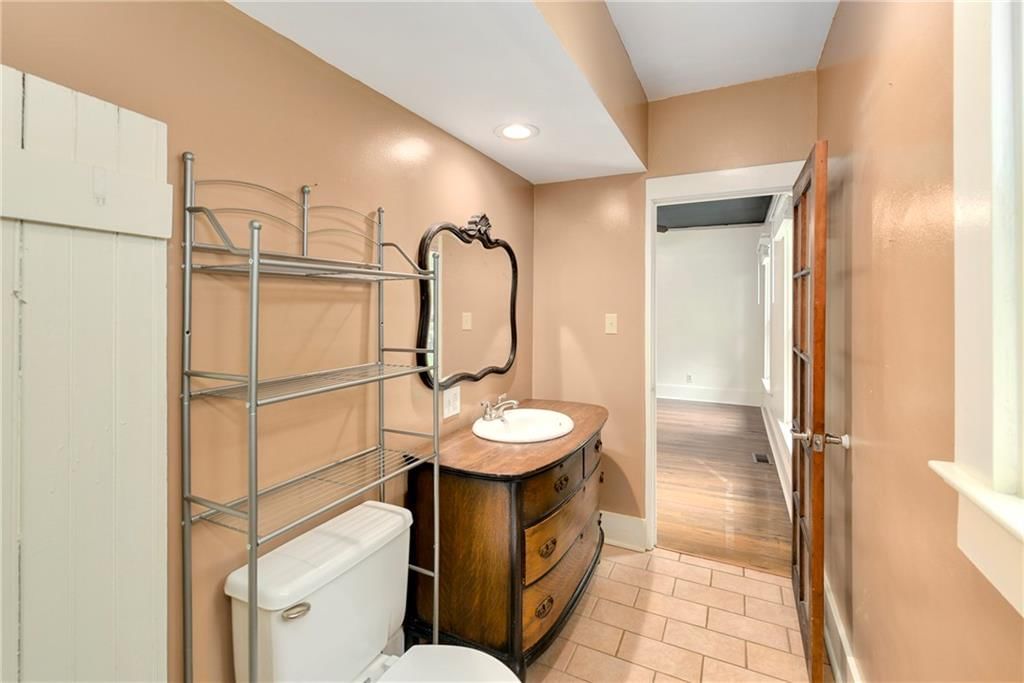 320 Vine Street — photo 16